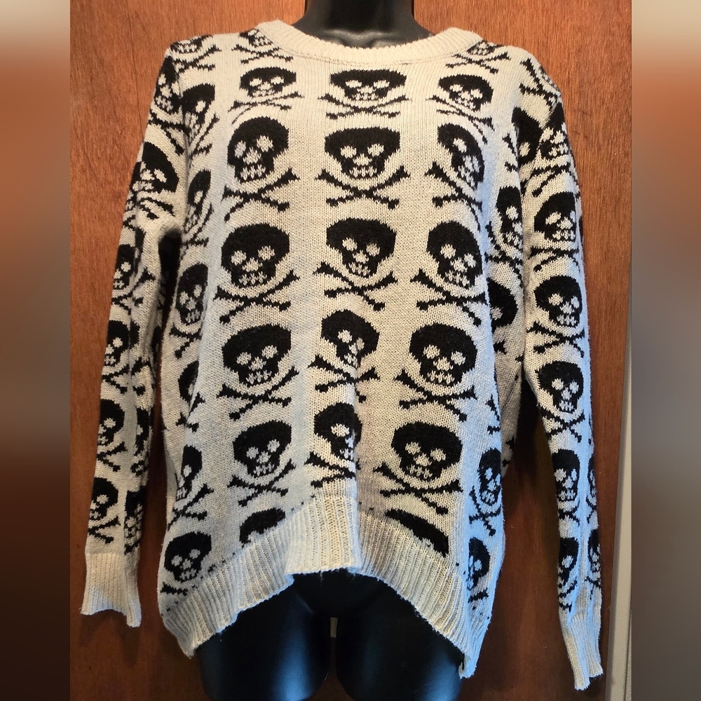 HOST PICK! 🎉🎊Skull Cashmere Black & White Skull Sweater SzM - Picture 2 of 7